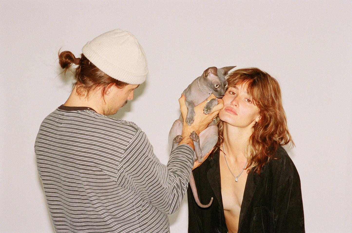 the hand-hold clasp necklace